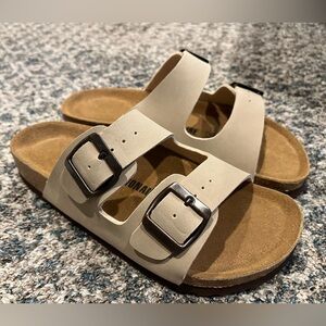 CUSHIONAIRE Lane Cork Footbed Sandals for Women
Size 7 Wide